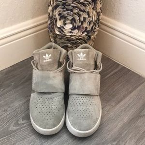 Grey mid top fashion Adidas sneakers 👟👟